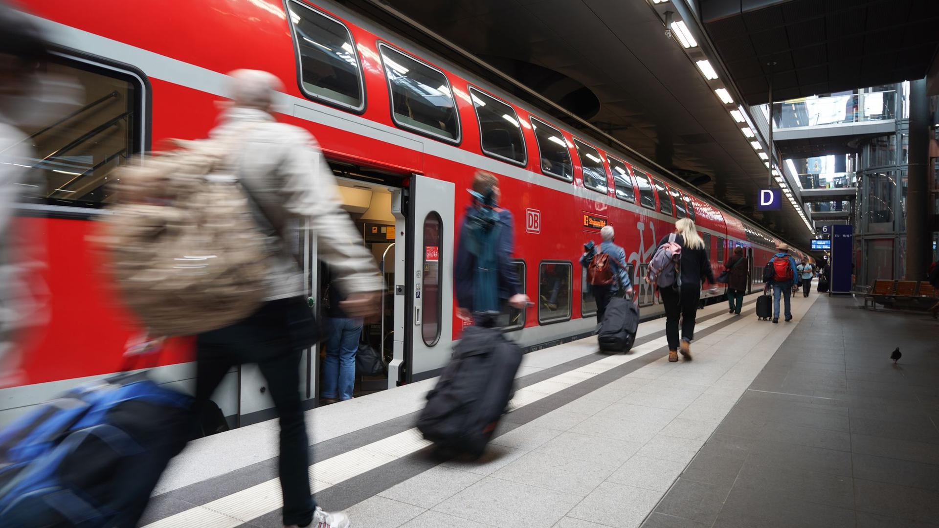 Die Deutsche Bahn ist tief in die roten Zahlen gerutscht.