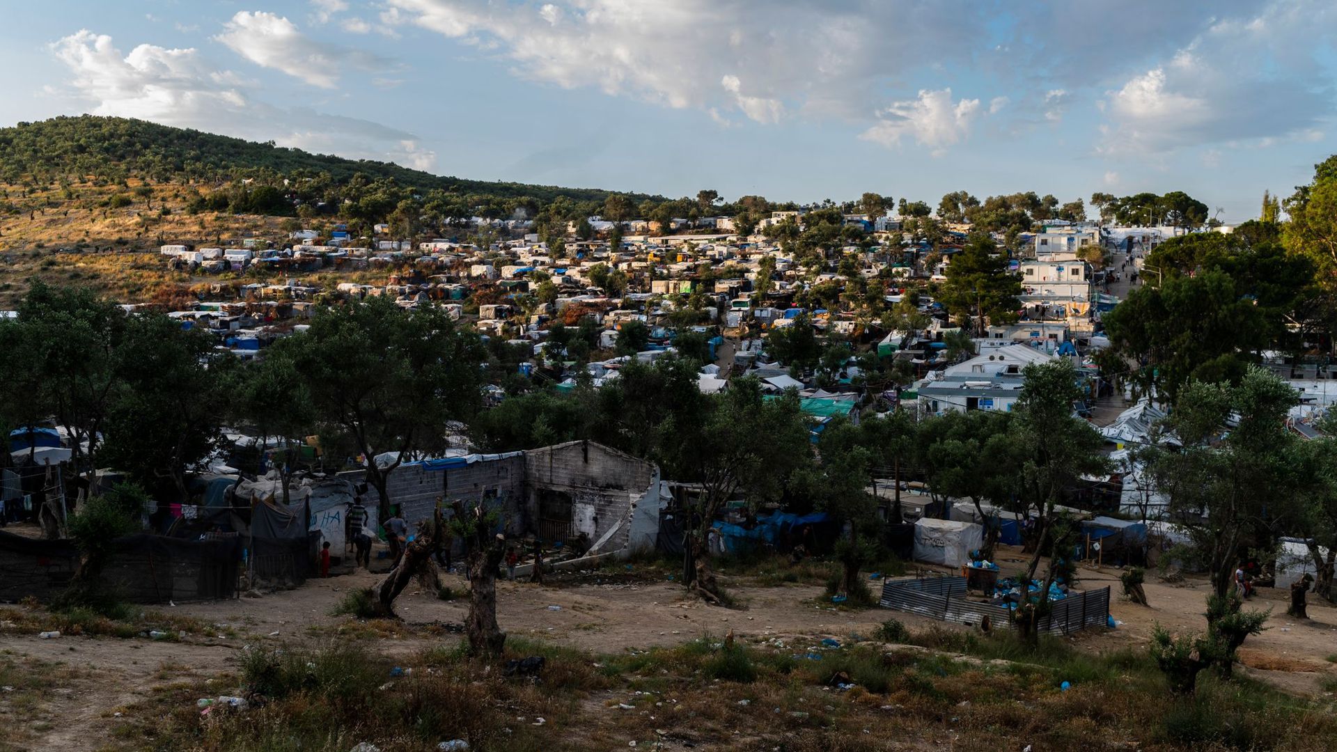 Blick auf das Flüchtlingslager Camp Moria und angrenzende Behelfslager.