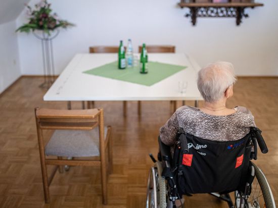 Vereinsamung oder Besuch: Die Heimleiter sehen eine völlige Isolation der Senioren bei steigenden Corona-Fallzahlen als unverhältnismäßig an. Der kontrollierte Besuch sei mittlerweile wenig risikobehaftet. 