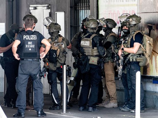 Am Hermannplatz in Berlin-Neukölln ist die Polizei wegen eines Raubüberfalls im Einsatz.
