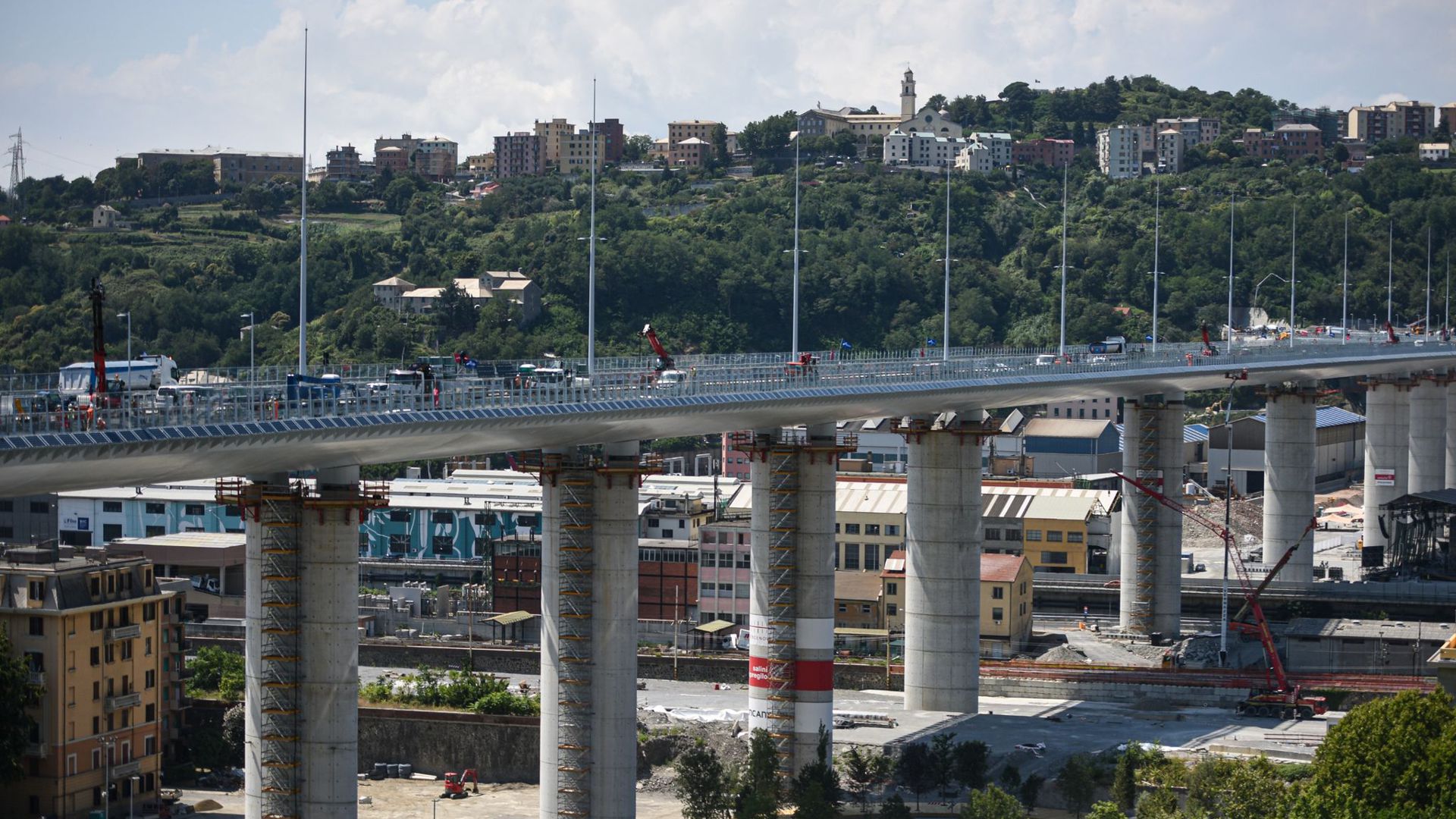 Blick auf die neue Brücke von Genua. Zur Einweihung sind knapp 500 Gäste geladen.