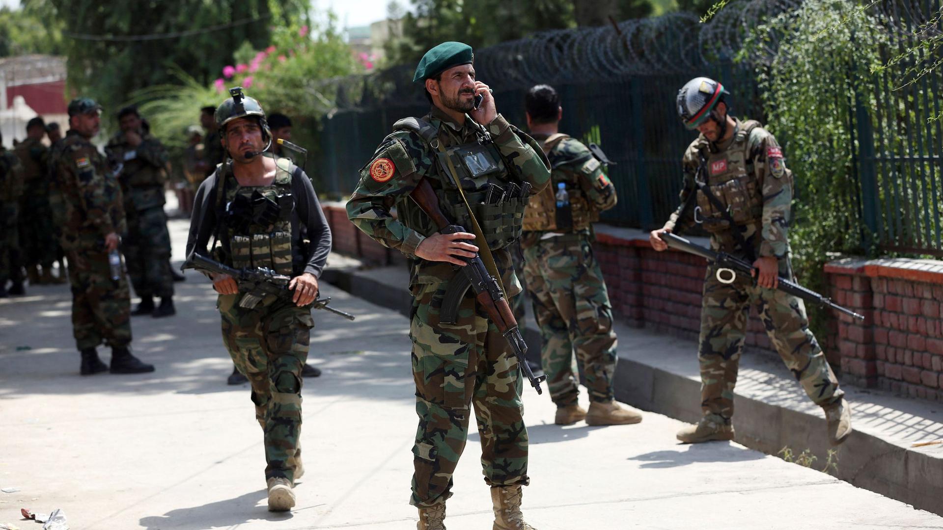 Afghanische Sicherheitskräfte vor dem Gefängnis in Dschalalabad. Bei Gefechten nach einem IS-Angriff in Afghanistan sind Dutzende Menschen gestorben.