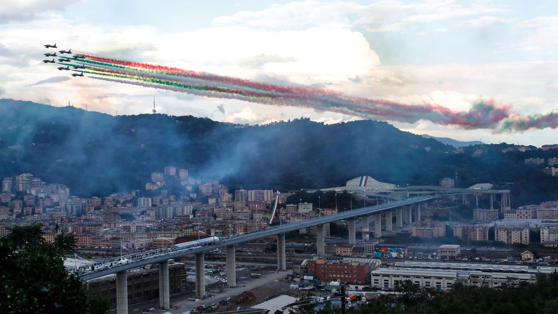 Die Kunstflugstaffel Frecce Tricolori fliegt bei der Einweihung in Genua über die neue Brücke hinweg.