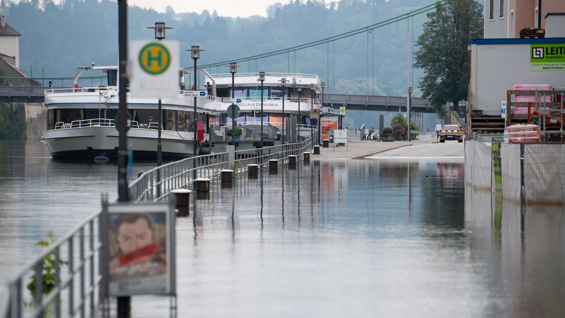 Eine Uferstraße in der Altstadt von Passau ist von der Donau überschwemmt worden.