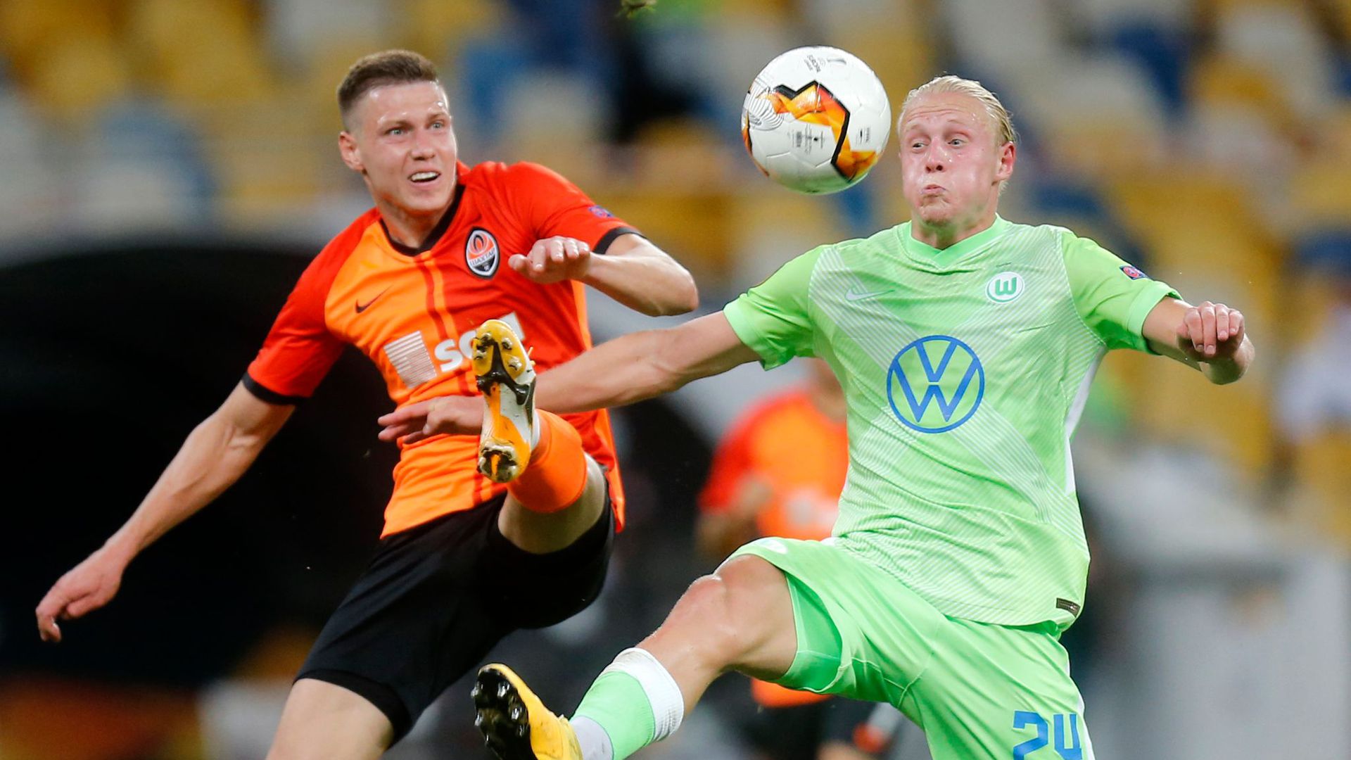 Mykola Matwijenko (l) von Schachtjor Donezk kämpft mit Wolfsburgs Xaver Schlager um den Ball.