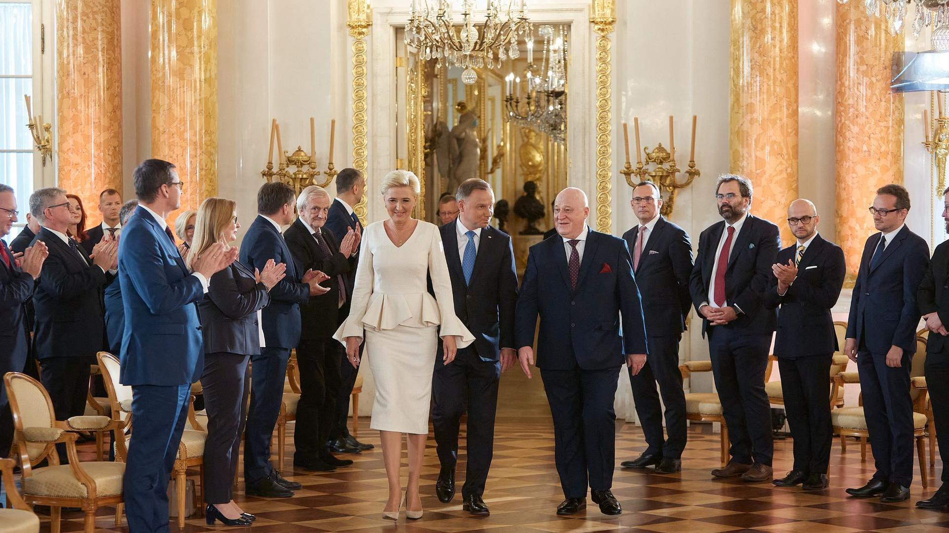 Andrzej Duda (M,r), Präsident von Polen, und seine Frau Agata Kornhauser-Duda (M,l), im Königlichen Schloss zur Übergabezeremonie nach der Präsidentenwahl.