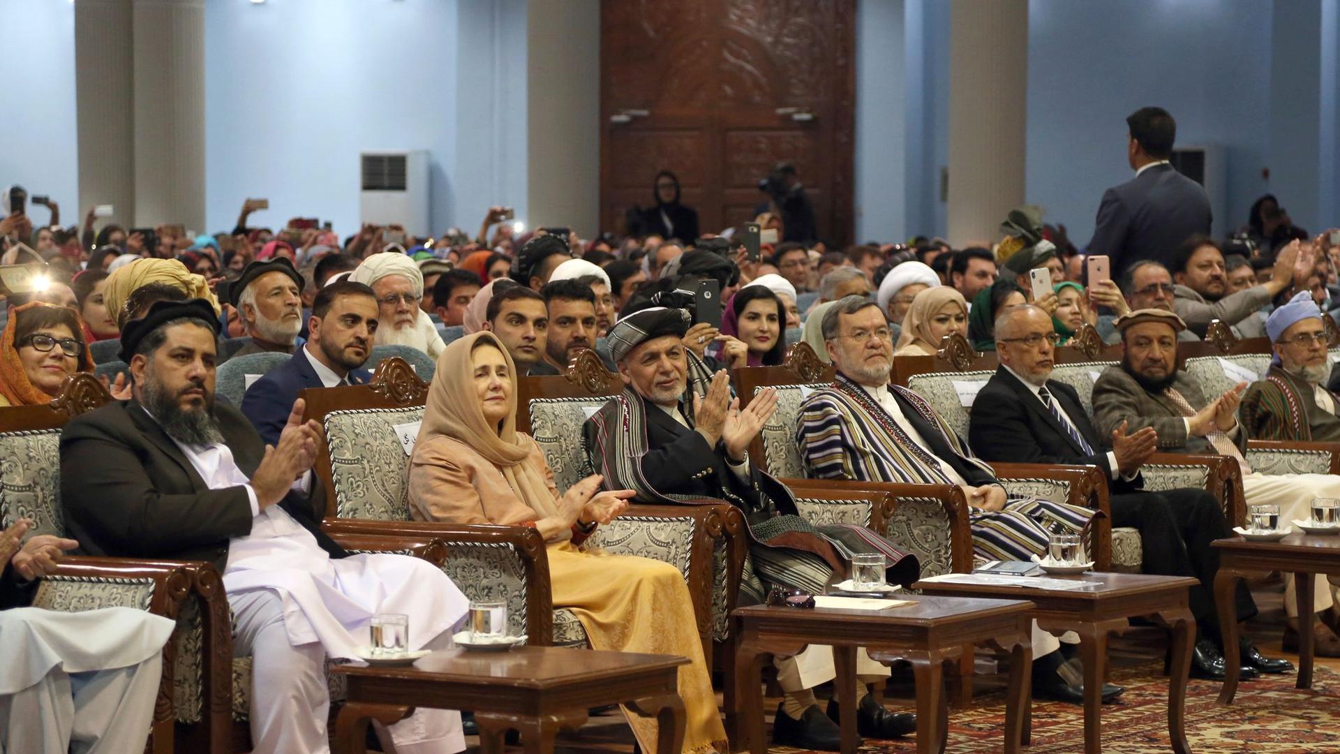 Afghanistans Präsident Aschraf Ghani (M) applaudiert im Mai 2019 in der Loja Dschirga (Große Ratsversammlung).