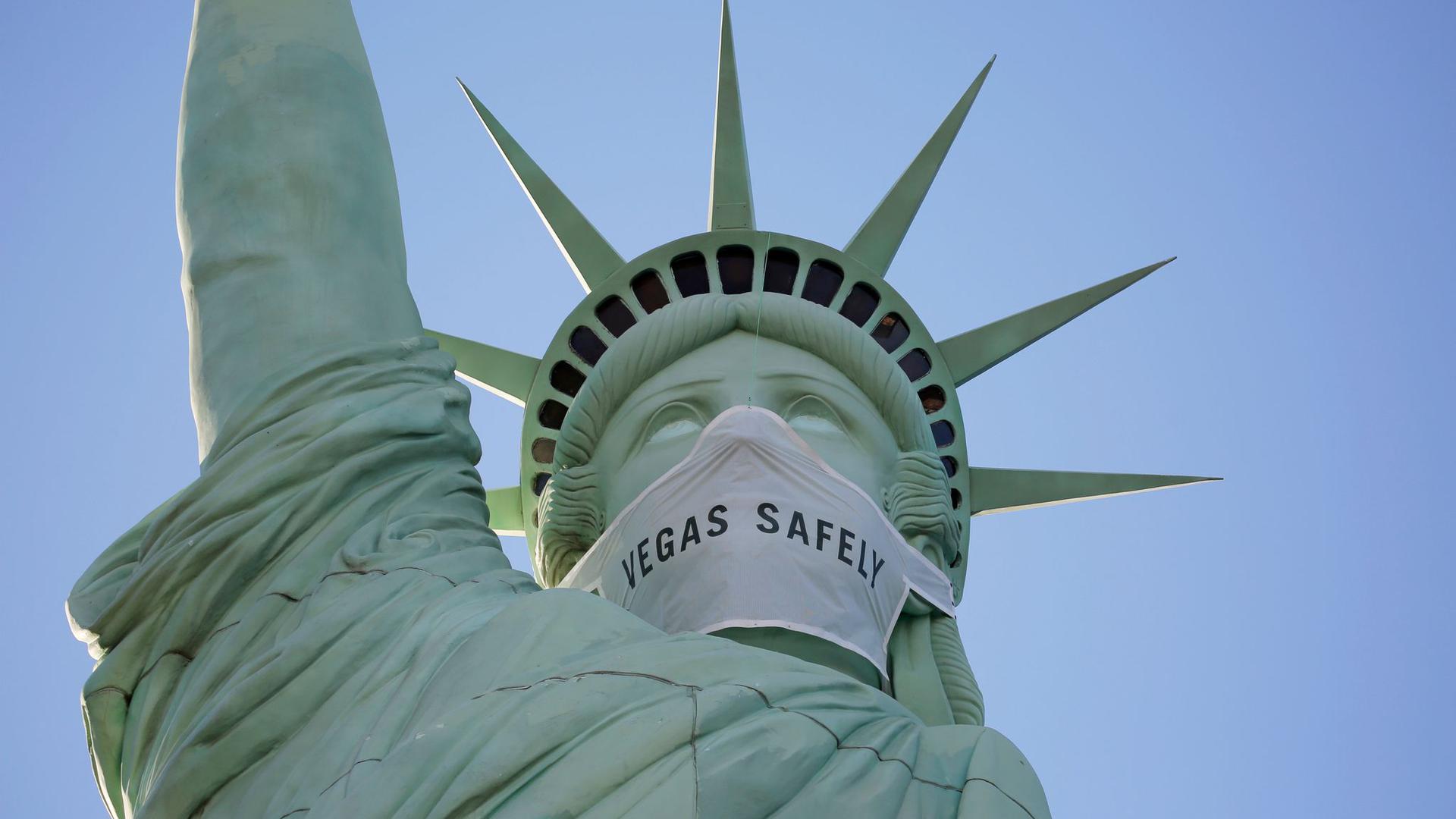 Eine riesige Maske ziert das Gesicht der Freiheitsstatue-Nachbildung in Las Vegas.
