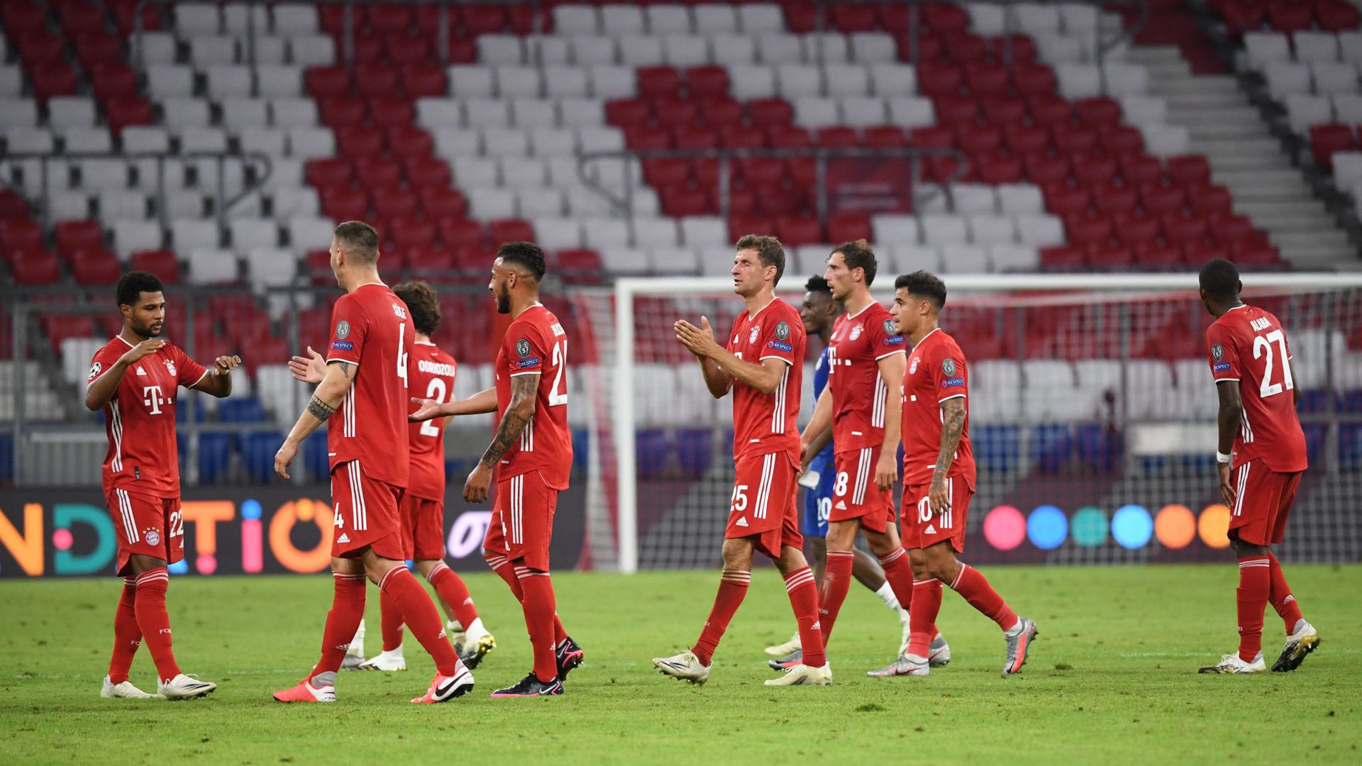 Die Spieler von Bayern München feiern nach Spielende den Sieg.