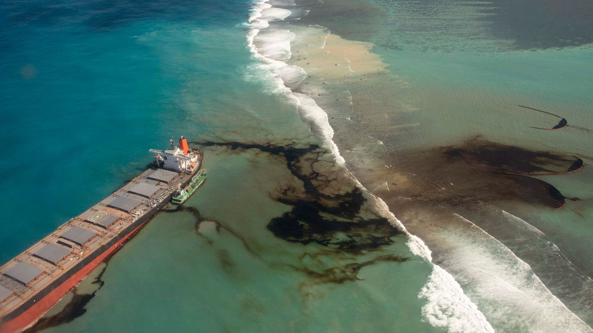 Öl läuft aus dem Frachter „Wakashio“ in den Indischen Ozean vor der Ostküste von Mauritius.