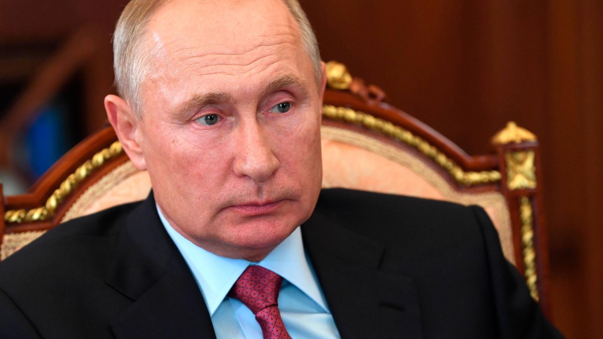 Russlands Präsident Putin nimmt an einem Treffen im Kreml teil.