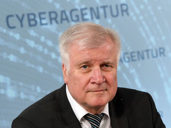 Bundesinnenminister Horst Seehofer bei einer Pressekonferenz zur Gründung der Cyberagentur am Flughafen Leipzig/Halle im Juli 2019. Die neue Agentur wird gemeinsam vom Verteidigungs- und vom Innenministerium getragen.