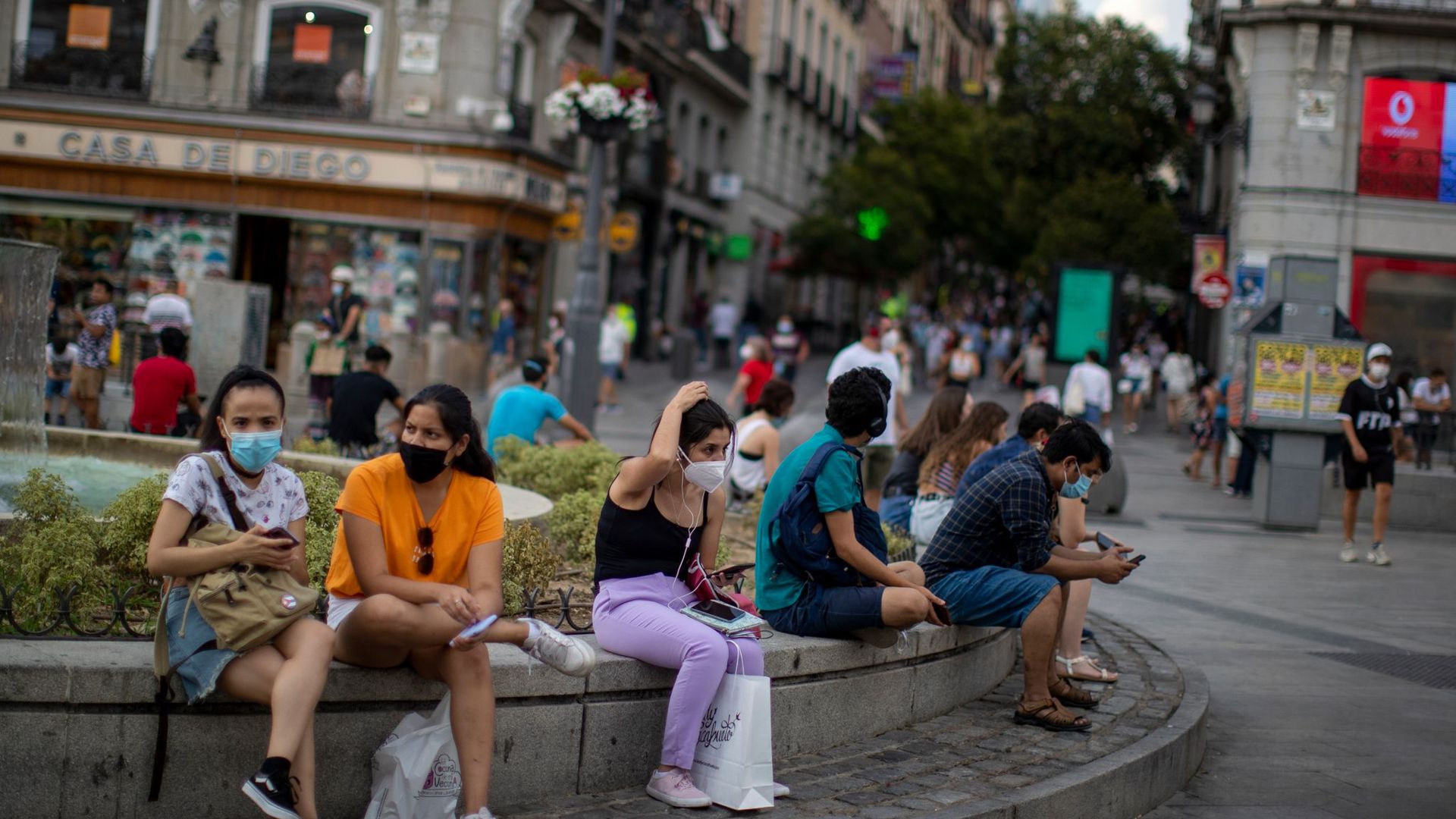 Menschen mit Masken in der Innenstadt von Madrid: Das Auswärtige Amt warnt wegen der Corona-Pandemie nun auch vor Reisen in Spaniens Hauptstadt.