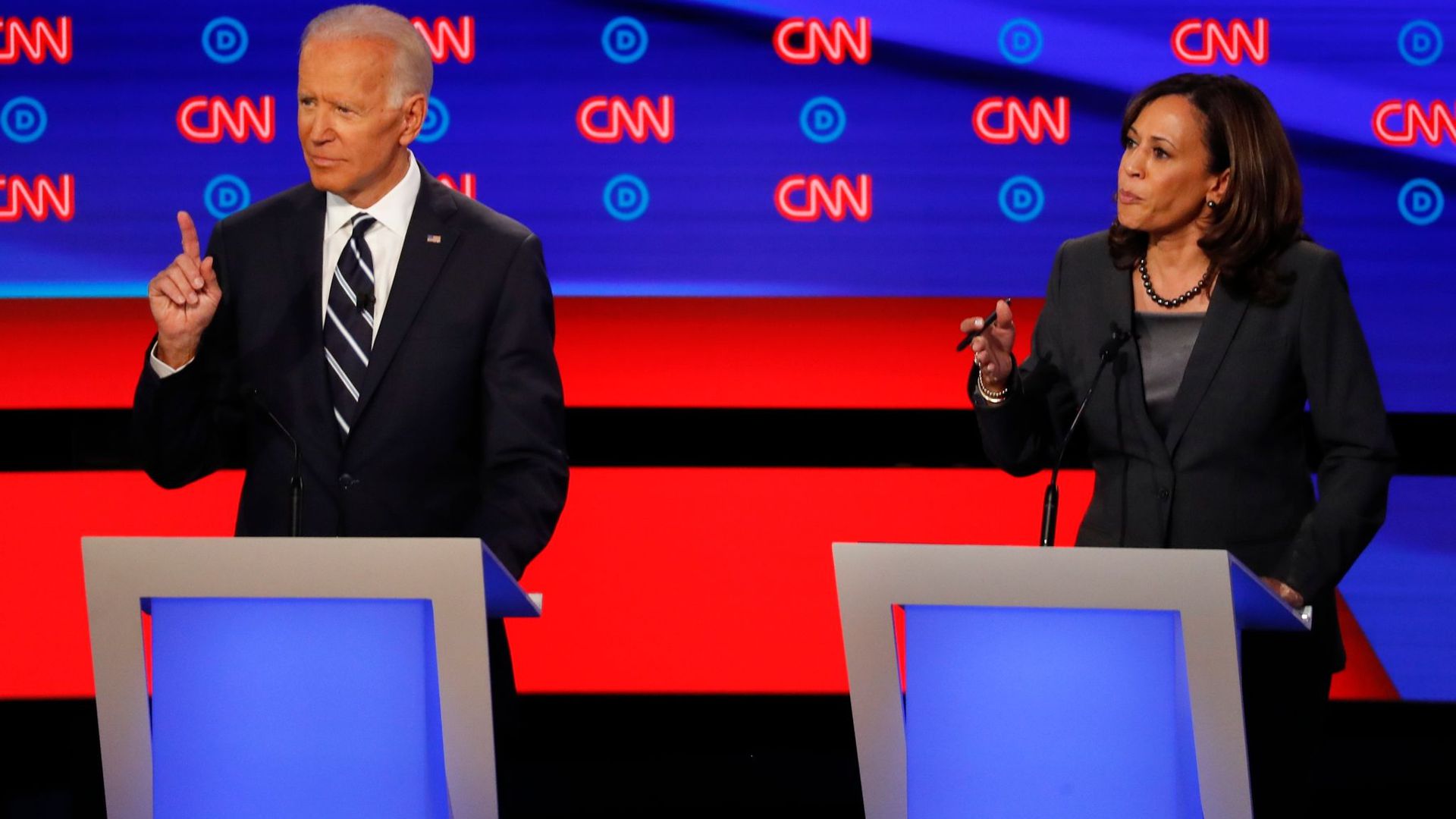 Die damaligen demokratischen Bewerber um die Präsidentschaftskandidatur, Joe Biden und Kamala Harris, sprechen im Juli 2019 während der zweiten TV-Debatte der Demokraten.
