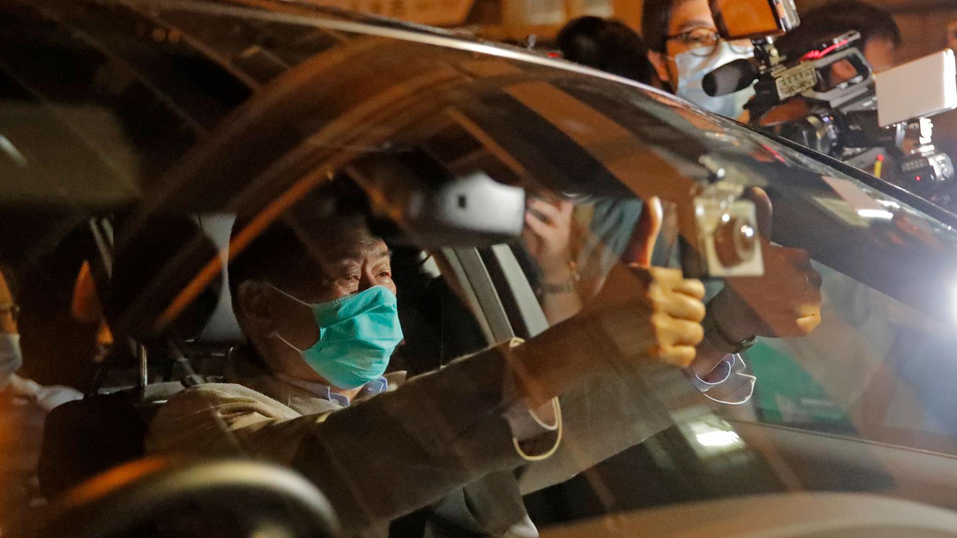 Jimmy Lai, Medienmogul aus Honkong, verlässt in einem Auto die Polizeistation, nachdem er auf Kaution freigelassen wurde.