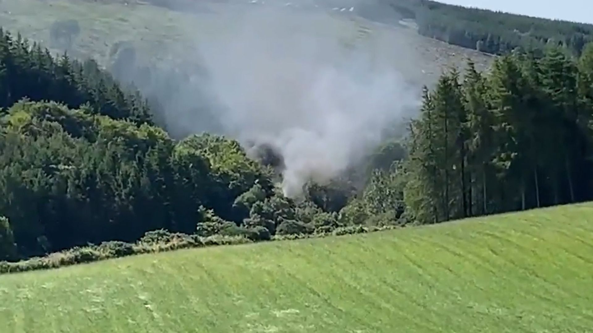 Dieses Videostandbild zeigt Rauch, der aus einem entgleisten Zug in der Nähe von Stonehaven, aufsteigt.