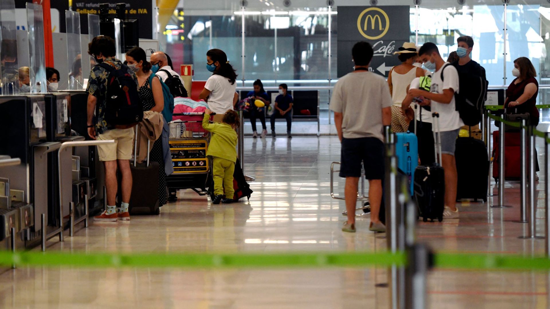 Reisende stehen an den Check-in-Schaltern im Terminal T1 des Flughafens in Madrid.