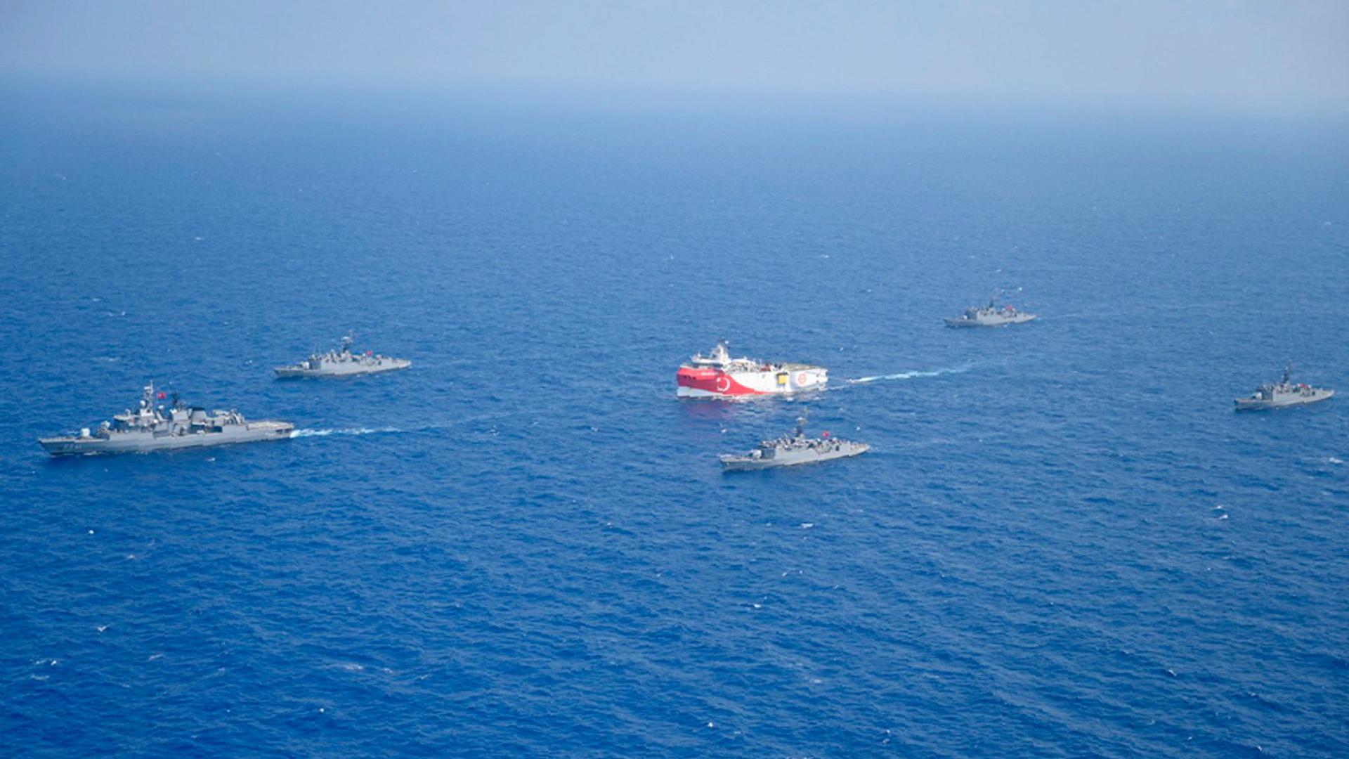 Das türkische Forschungsschiff „Oruc Reis“ (M) fährt in Begleitung türkischer Kriegsschiffe über das Mittelmeer.