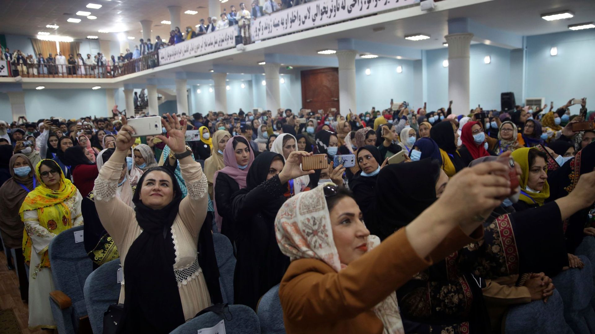 Delegierte fotografieren vor der Sitzung der Loja Dschirga, der großen Ratsversammlung mit ihren Smartphones.