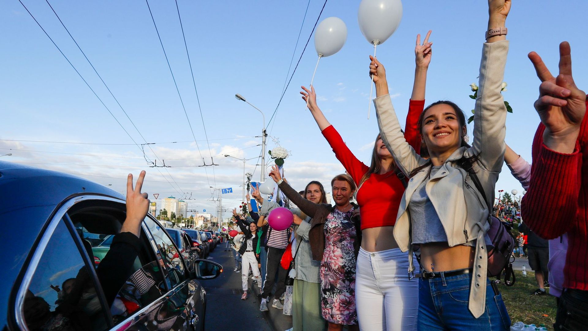 Demonstranten in Minsk zeigen das „Victory“-Zeichen bei einem Protest gegen das Ergebnis der Präsidentenwahl.