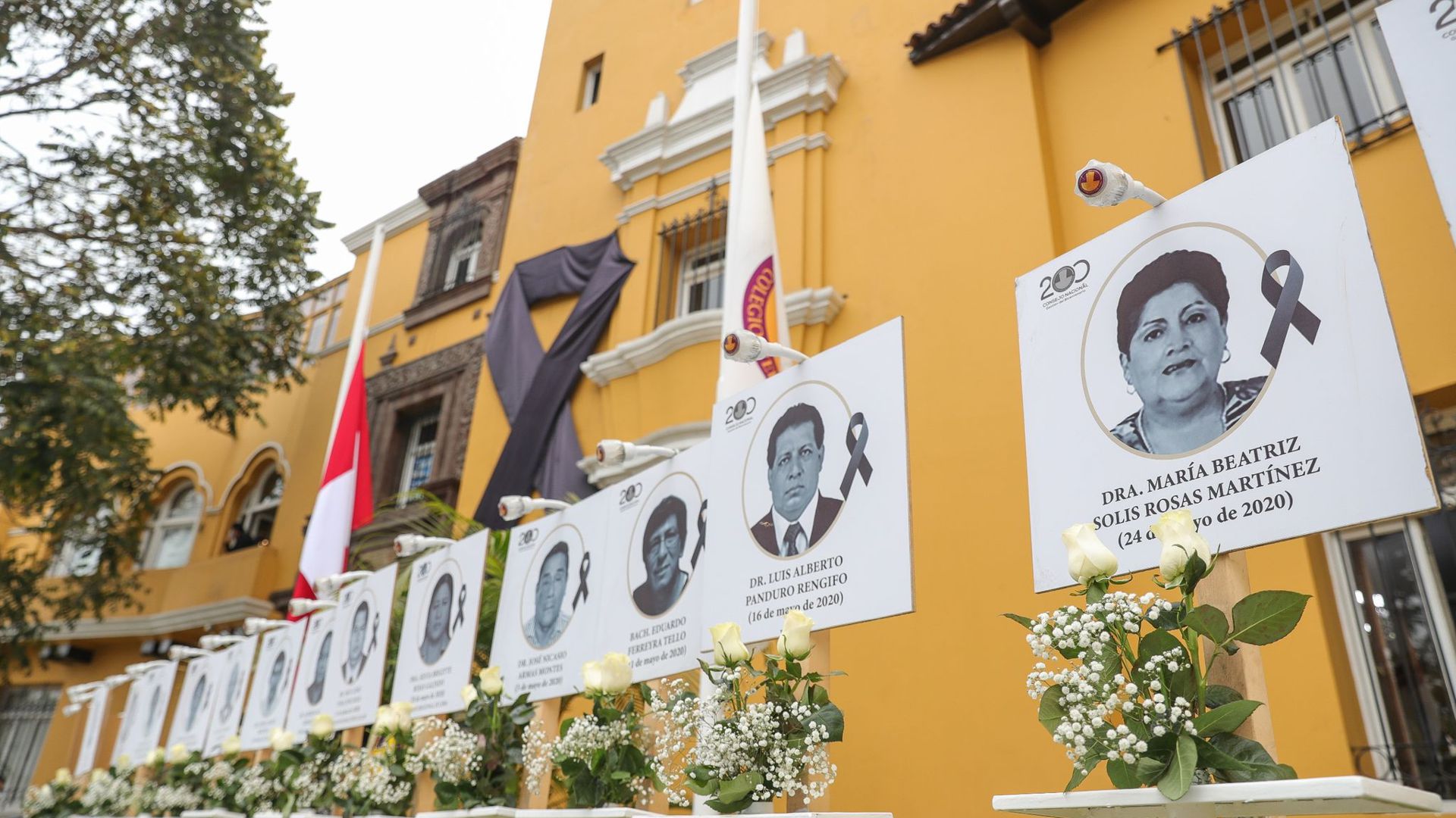 Bilder von Ärzten, die an Covid-19 gestorben sind, sind in der peruanischen Hauptstadt Lima zu sehen.
