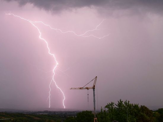 Ein Blitz schlägt bei einem Gewitter im Taunus ein. In großen Teilen Deutschlands kann es auch am Wochenende kräftige Gewitter geben.