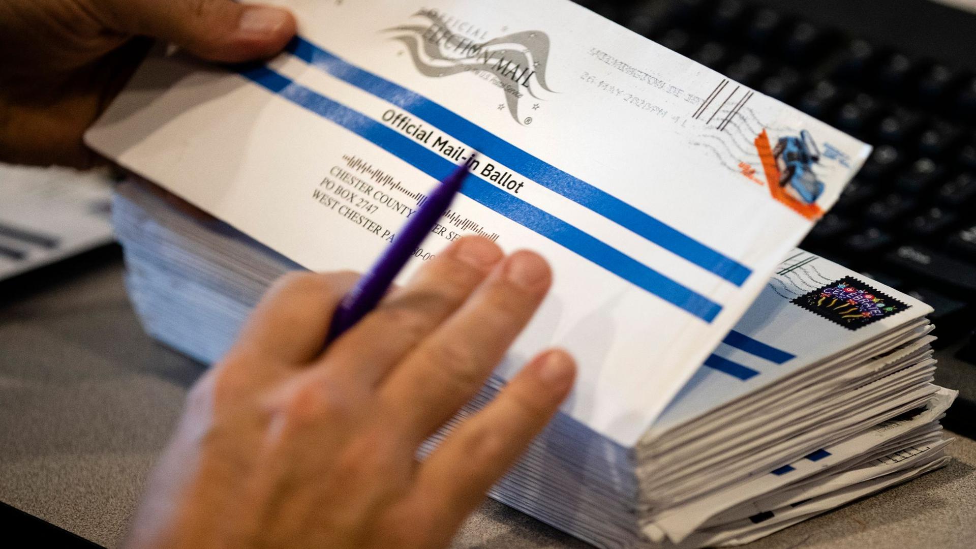 Briefwahlunterlagen in den USA. Präsident Trump behauptet immer wieder, dass mehr Briefwahl-Abstimmungen zu Wahlbetrug führen werden.