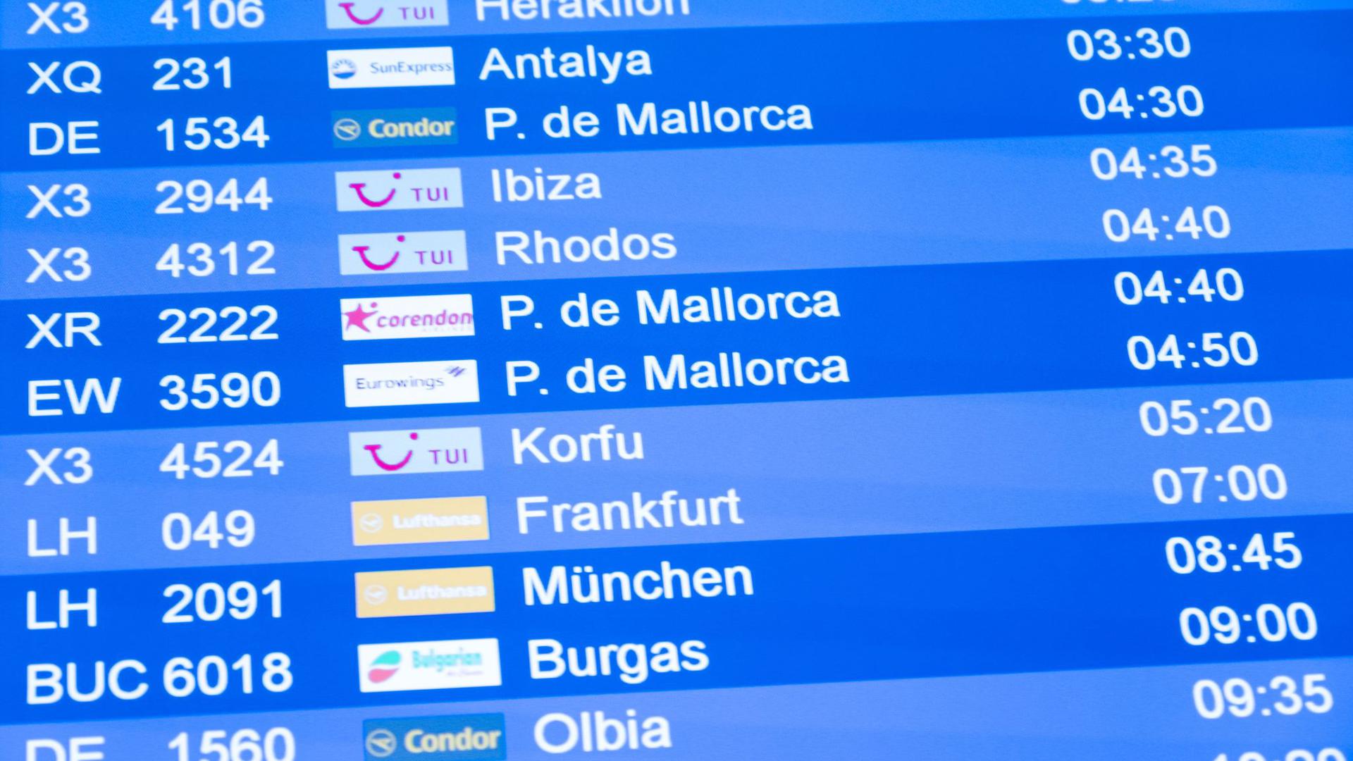 Die Reiseziele Ibiza und Mallorca stehen auf dem Display am Flughafen Hannover. Wegen steigender Corona-Zahlen in Spanien hat die Bundesregierung fast das ganze Land zum Risikogebiet erklärt.