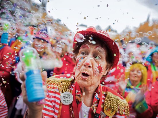 Jecken feiern auf dem Heumarkt den Auftakt der Karnevalssession.