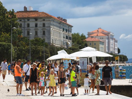 Touristen an der Uferpromenade von Zadar. Nach Angaben der kroatischen Tourismusindustrie halten sich derzeit etwa 30.000 Urlauber aus Deutschland in den von der Reisewarnung betroffenen Gebieten auf.