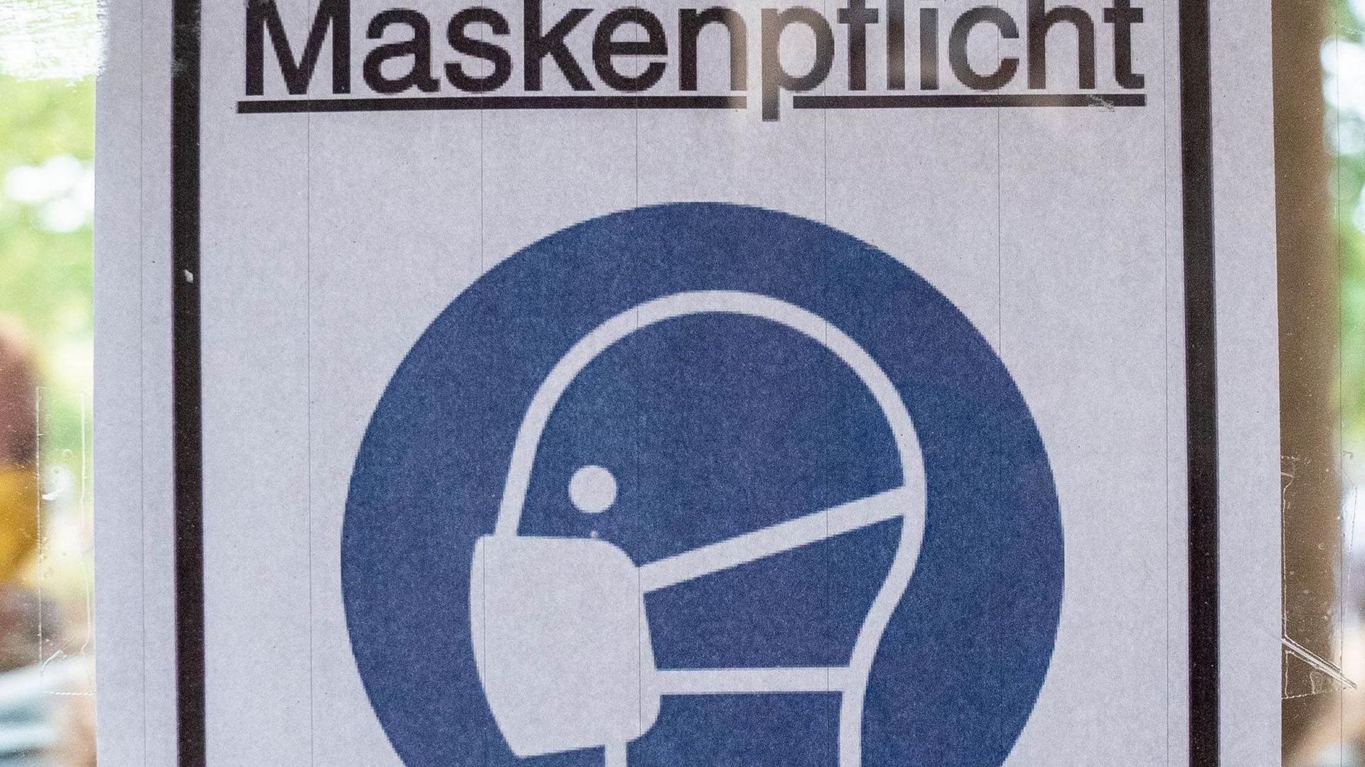 Ein Plakat in Berlin mit der Aufschrift „Maskenpflicht“.