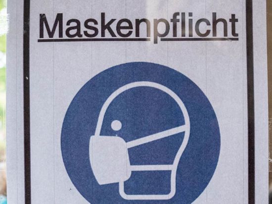 Ein Plakat in Berlin mit der Aufschrift „Maskenpflicht“.