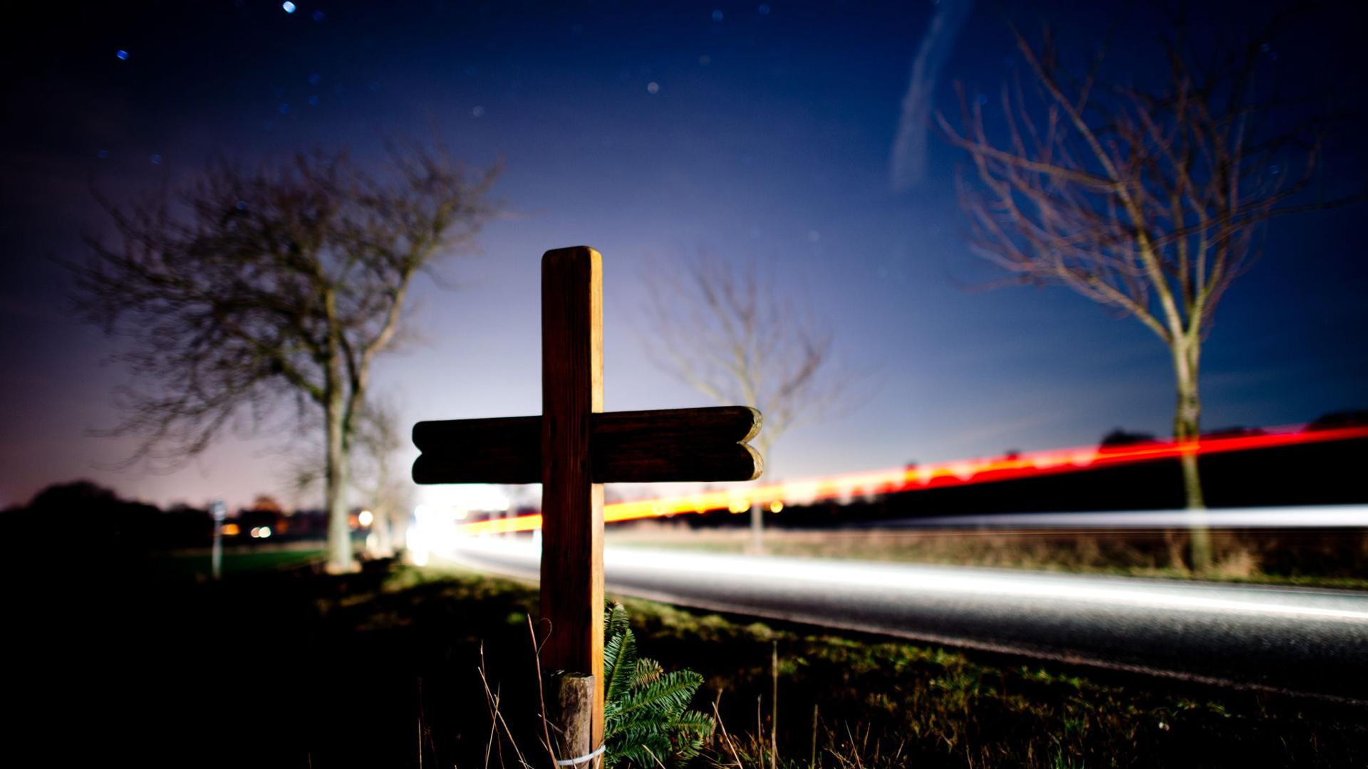 Ein Kreuz zur Erinnerung an einen Verkehrstoten  an einer Landstraße.