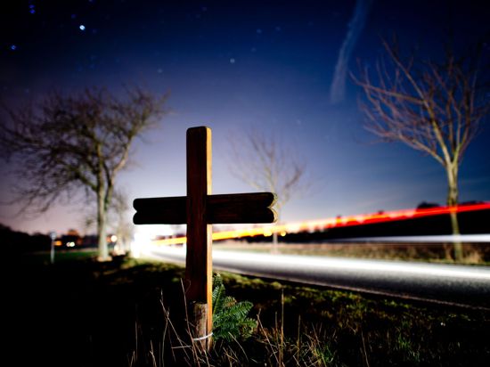 Ein Kreuz zur Erinnerung an einen Verkehrstoten  an einer Landstraße.