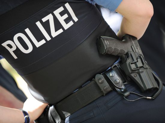 Eine Polizistin trägt ihre Dienstwaffe am Gürtel.