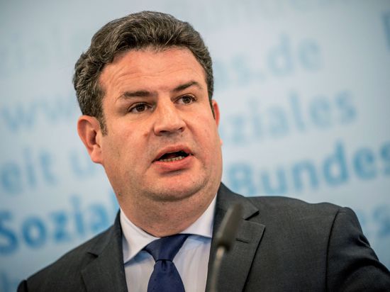 Arbeitsminister Hubertus Heil will die Aufstockung des Kurzarbeitergeldes und die Übernahme der Sozialversicherungsbeiträge bis März 2022 verlängern.