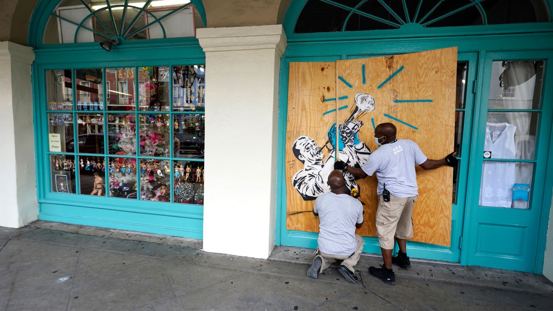 Arbeiter vernageln in Vorbereitung auf Sturm „Marco“ die Scheiben eines Geschäfts in New Orleans.