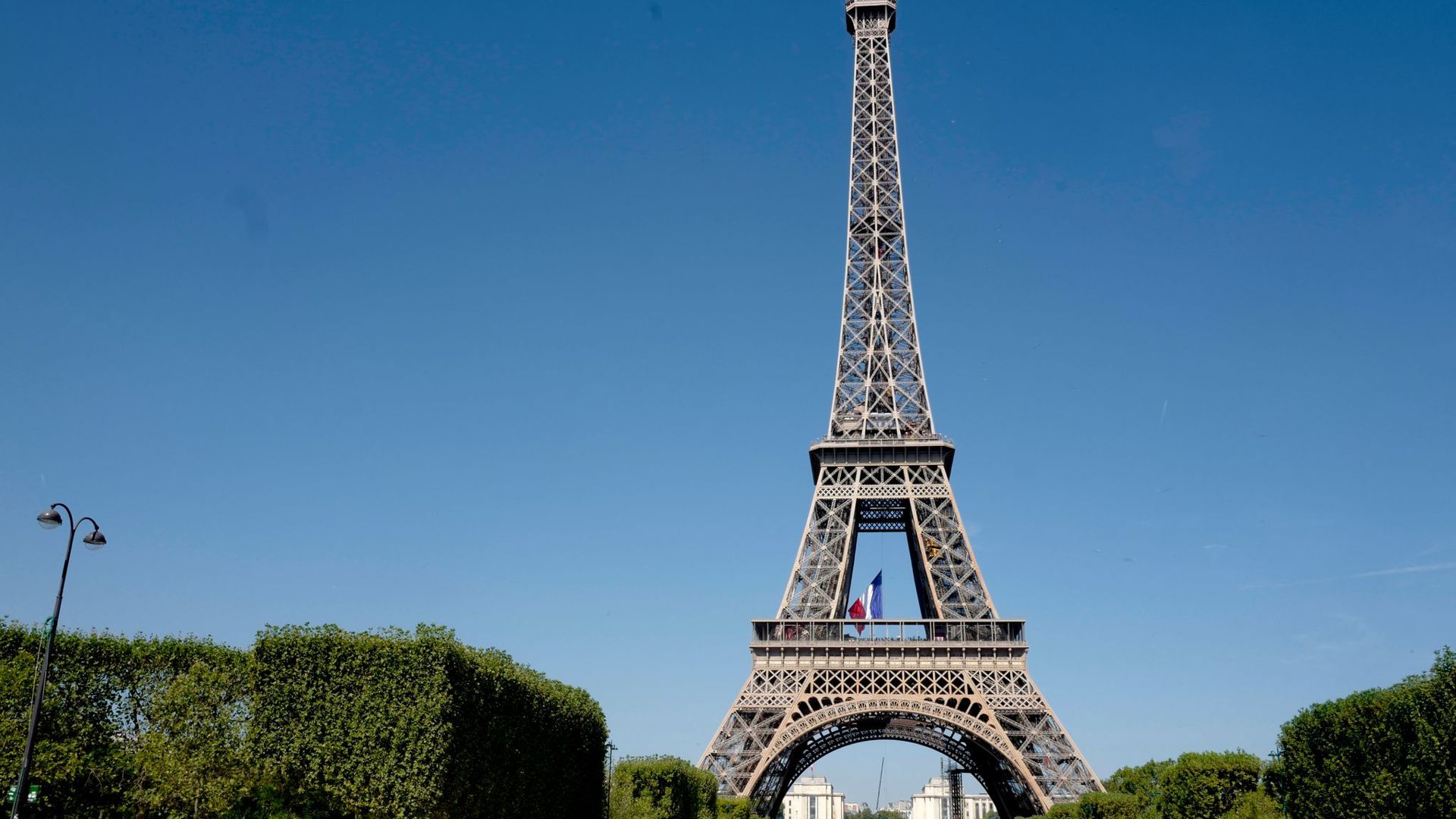 Die Bundesregierung hat wegen der Ansteckungsgefahren eine Reisewarnung für den Großraum Paris ausgesprochen.