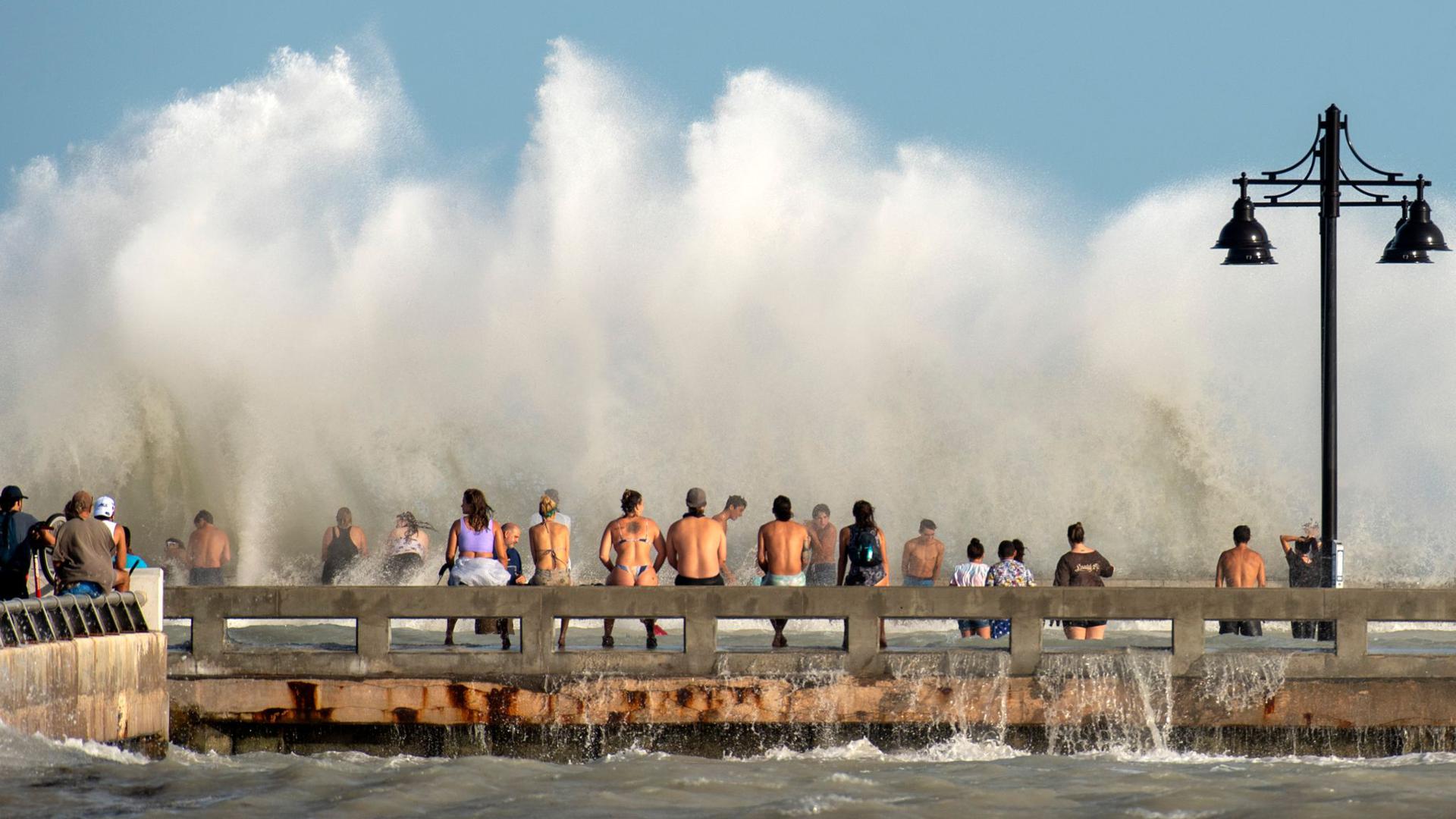 Der Hurrikan „Laura“ wirbelt das Meer auf. Riesige Wellen brechen an der Küste von Key West.