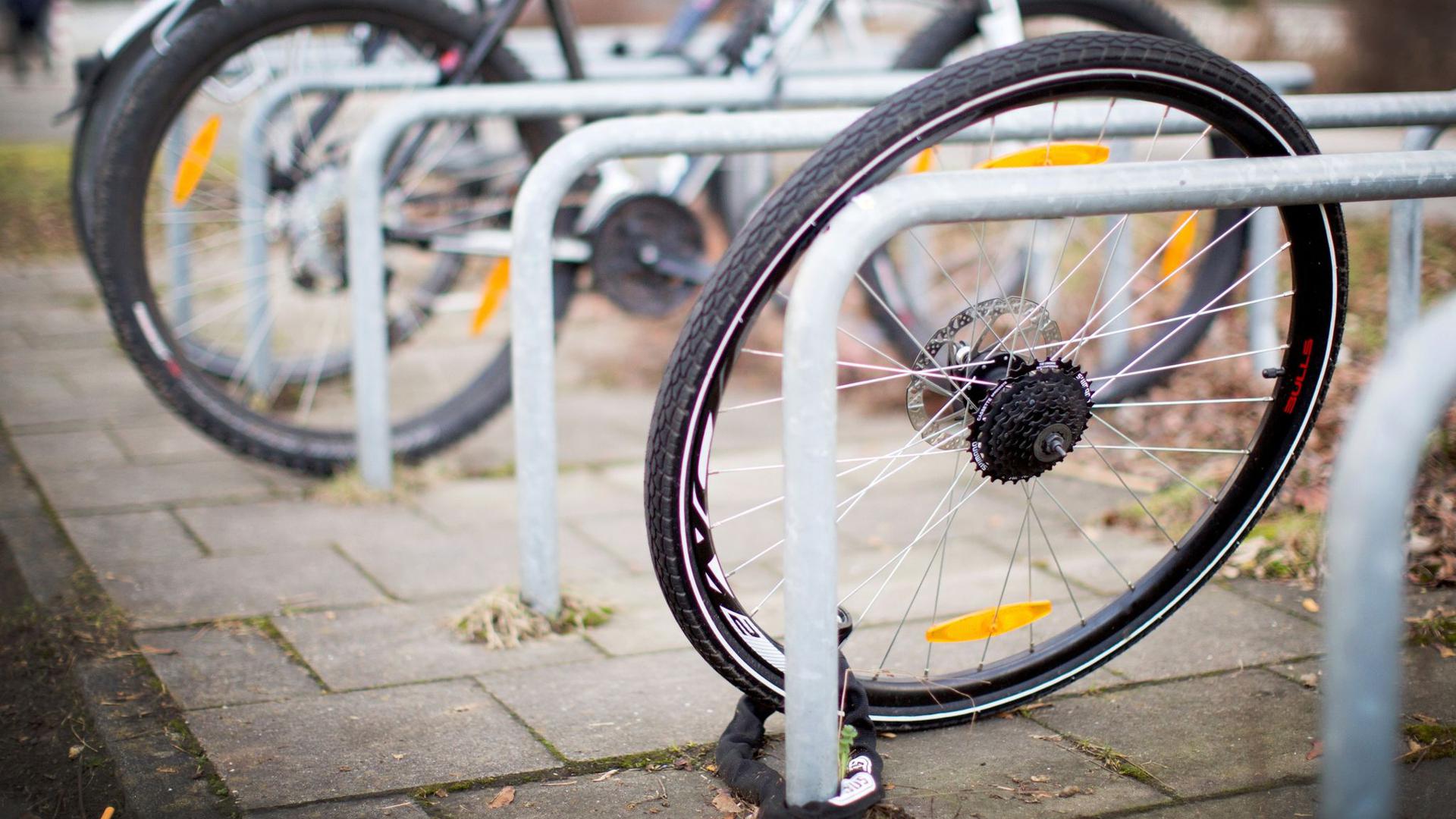 Der Polizeilichen Kriminalstatistik zufolge wurden im vergangenen Jahr bundesweit 271.500 Fahrräder gestohlen, die Aufklärungsquote lag bei 9,2 Prozent.