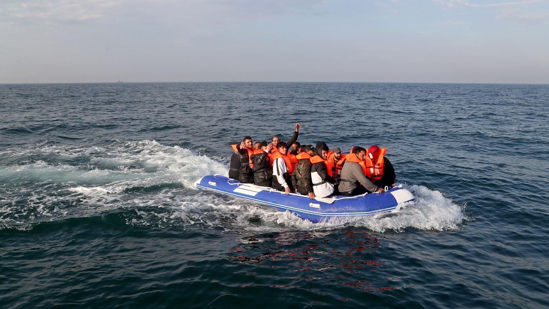 Eine Gruppe von mutmaßlichen Migranten überquert den Ärmelkanal in einem kleinen Boot in Richtung Dover.