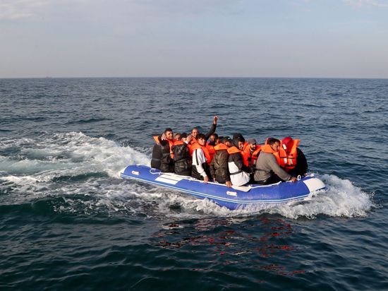 Eine Gruppe von mutmaßlichen Migranten überquert den Ärmelkanal in einem kleinen Boot in Richtung Dover.
