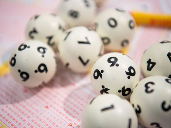 Jackpot knapp verpasst: Mit der passenden Superzahl wäre der Gewinn auf fast 18 Millionen Euro gestiegen. So blieb der Lotto-Jackpot bundesweit erneut unbesetzt. 