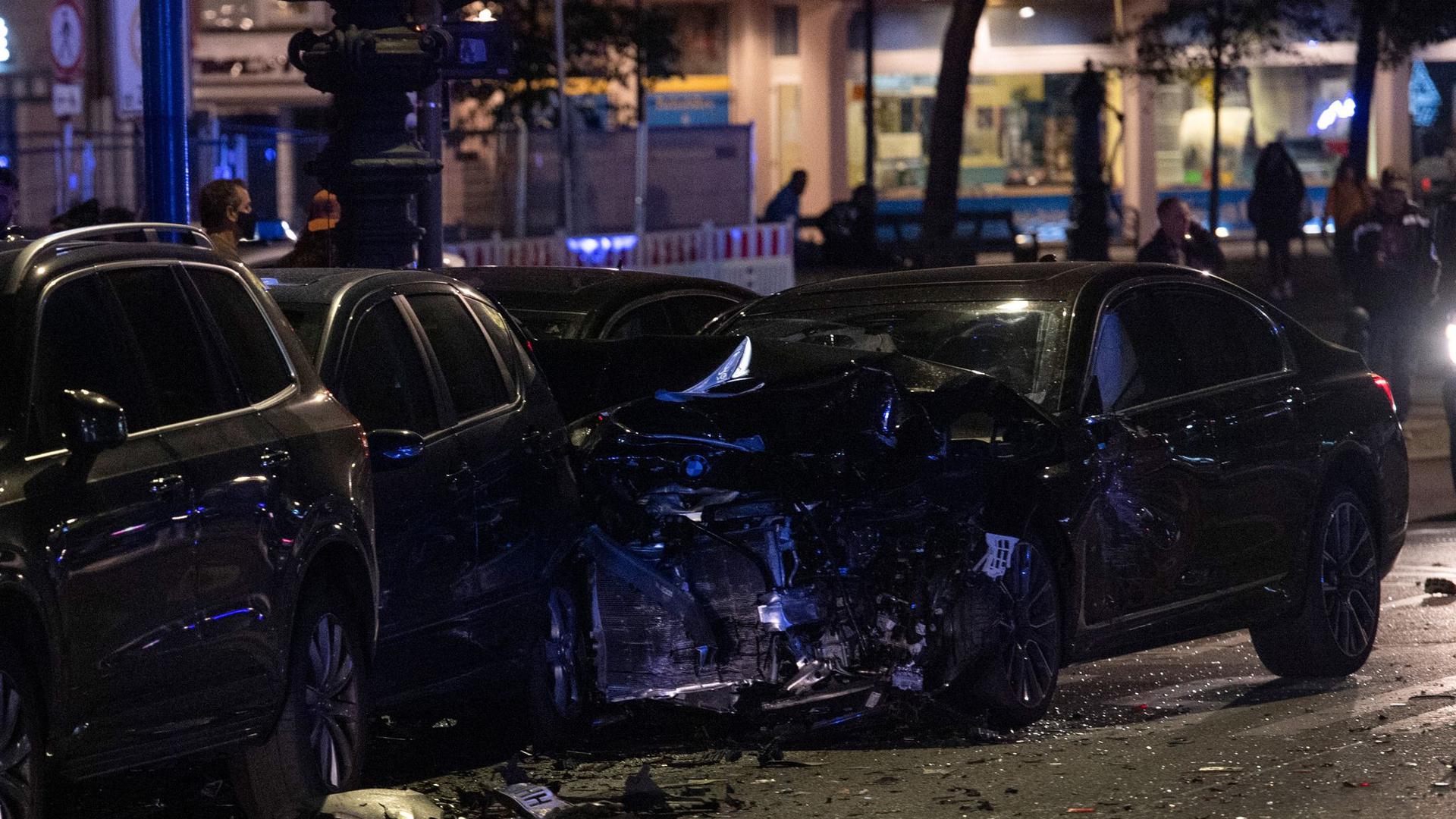 Ein beschädigter PKW steht an der Kreuzung Kurfürstendamm und Cicerostraße in Berlin. Bei dem Unfall traf dieser Wagen ein anderes Fahrzeug, das sich anschließend überschlug.
