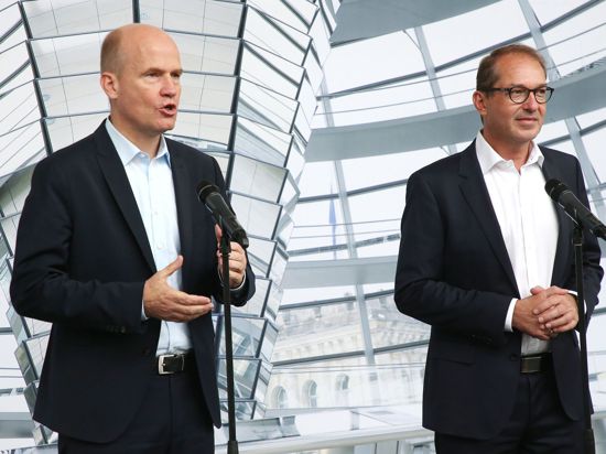 Ralph Brinkhaus (l), CDU/CSU-Fraktionsvorsitzender, und Alexander Dobrindt, Vorsitzender der CSU-Landesgruppe im Deutschen Bundestag, beantworten 2019 auf einer Pressekonferenz Fragen von Journalisten.