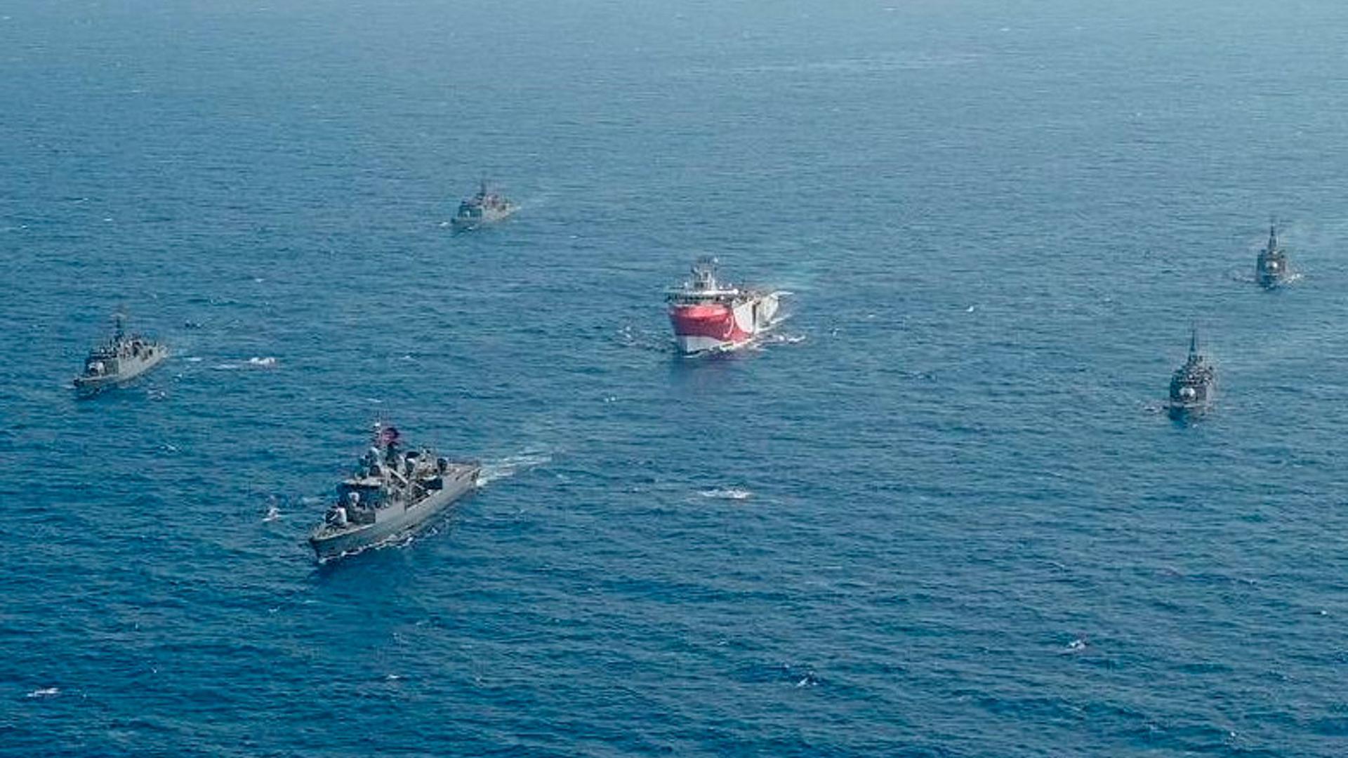 Das zur Suche nach Erdgas eingesetzte türkische Forschungsschiff „Oruc Reis“ (M) fährt Anfang August in Begleitung türkischer Kriegsschiffe über das Mittelmeer.
