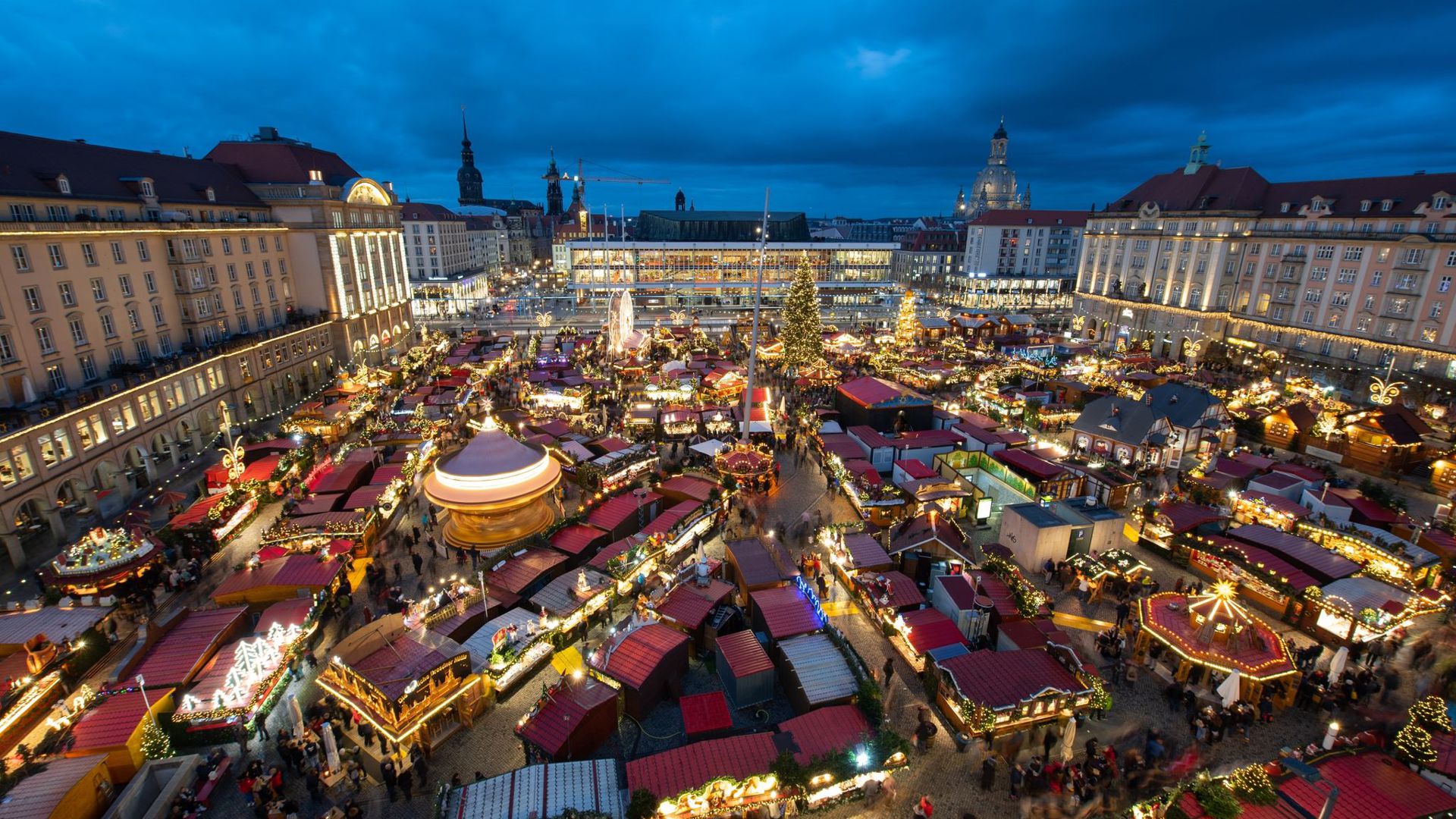 Der Dresdner Striezelmarkt im Jahr 2019. Fast zwei Drittel der Befragten haben sich jüngst dafür ausgesprochen, dass Weihnachtsmärkte in diesem Jahr nicht stattfinden sollten. Die Städte und die Schausteller hoffen aber noch.