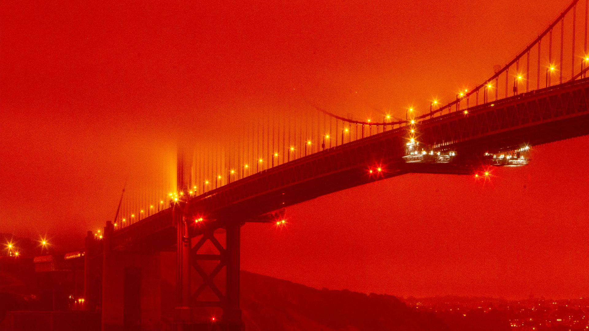 Die Golden Gate Bridge ist infolge der anhaltenden Waldbrände in orangefarbenem Licht zu sehen.