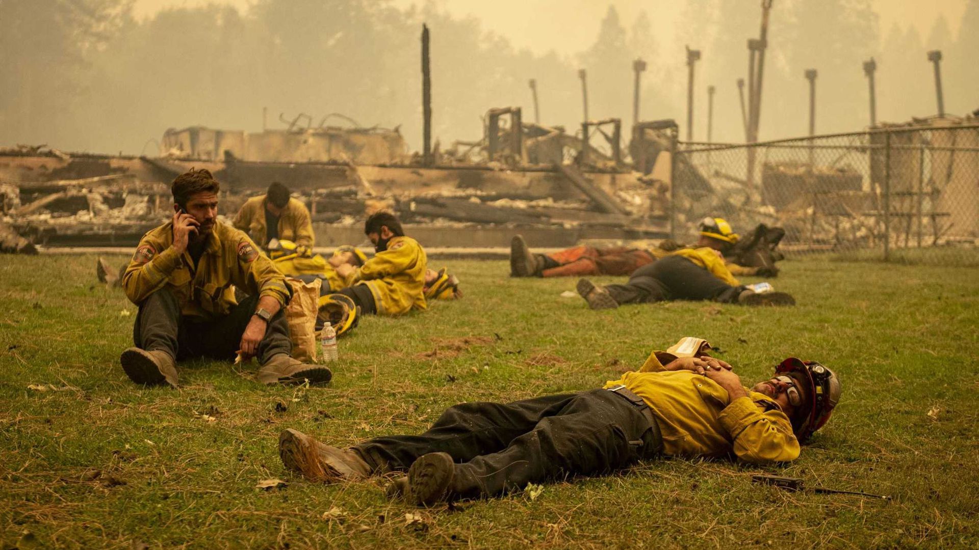 Eine Feuerwehrmannschaft macht eine Pause neben einer Schule in Berry Creek in Nordkalifornien, die durch ein Feuer zerstört wurde. Verheerende Waldbrände wüten weiter entlang weiten Teilen der US-Westküste.