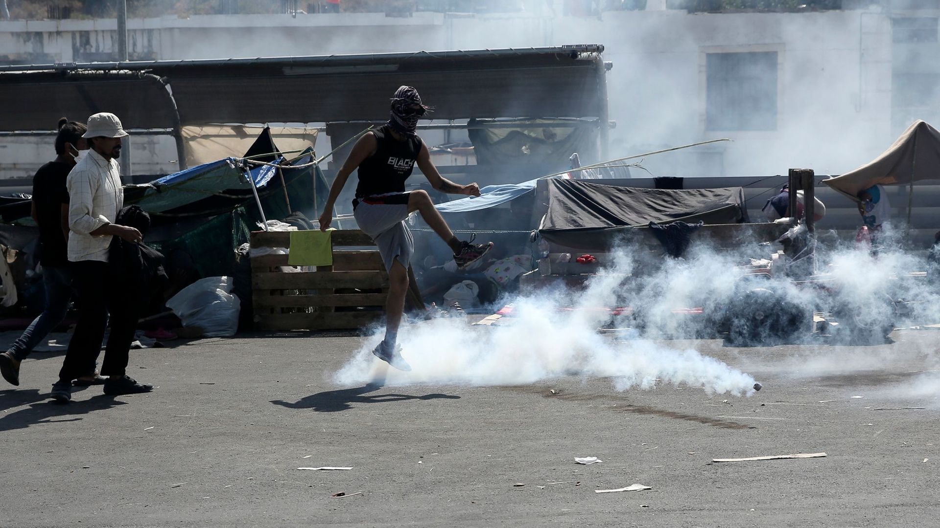 Die Polizei hat bei Zusammenstößen mit nahe der Inselhauptstadt Mytilini Tränengas eingesetzt.